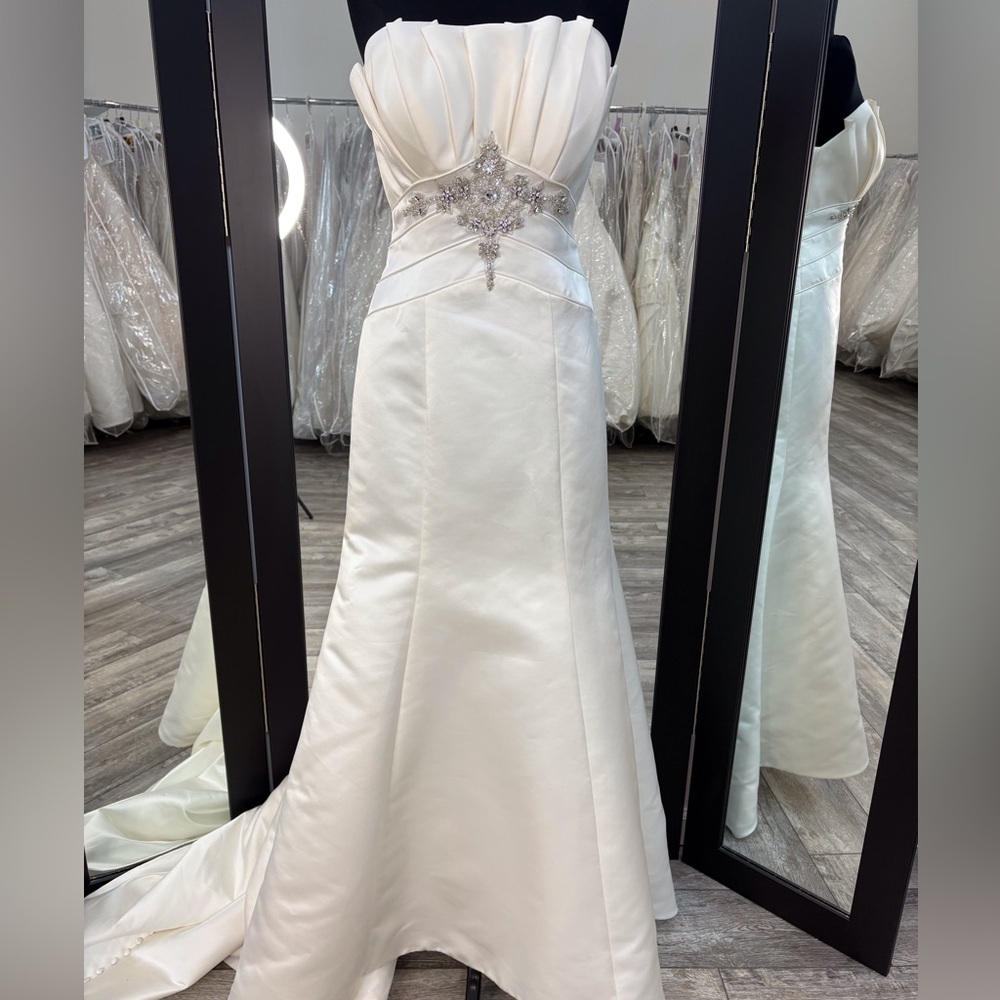 Elegant White Satin Strapless Wedding Dress with Beaded Waist